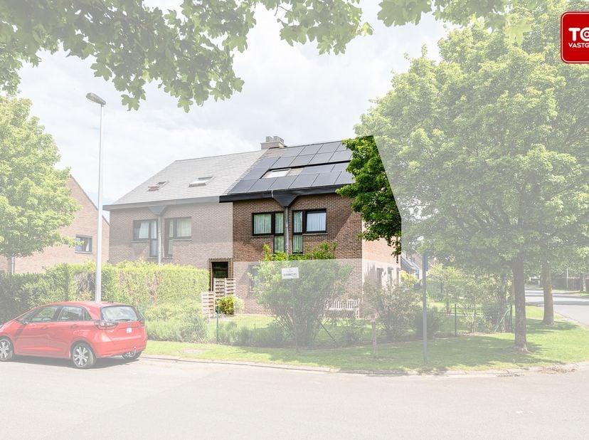 In een rustige straat zonder doorgaand verkeer bevindt zich dit lichtrijke duplexappartement, omringd door groen en toch op een uiterst rustige en pra