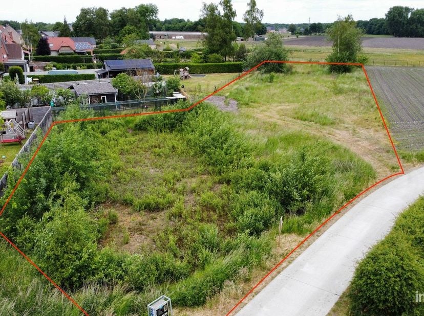 PLUSPUNTEN<br />
+ totaal perceeloppervlakte: 3.226 m²<br />
+ bouwgrond lot 3: 996 m²<br />
+ aanpalend weiland: 2.230 m²<br />
+ prachtig gelegen<br