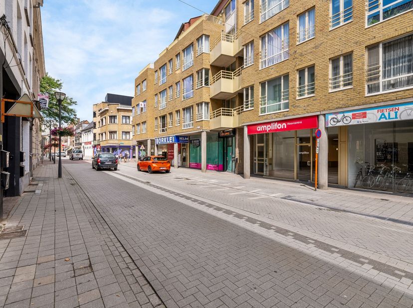 Centraal gelegen handelspand of service kantoor in een recent gerenoveerd gebouw.<br />
Alle faciliteiten aanwezig (inkom, winkel of landschaps kantoo