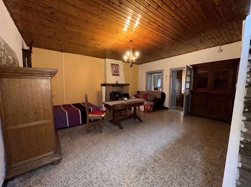 Te renoveren halfvrijstaande woning op 2 are van 85 centiares op minder dan 300 meter van het centrum van Péruwelz.<br />
 <br />
Deze woning, met e