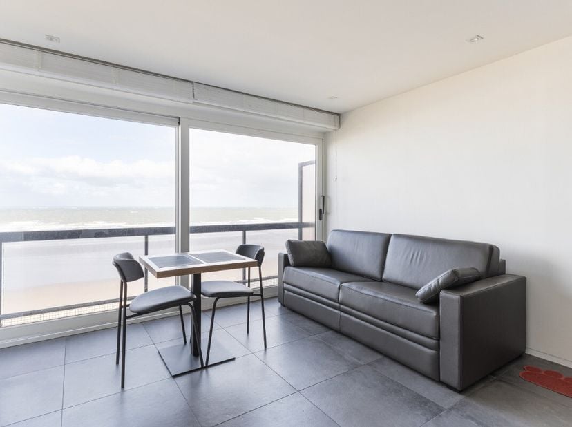 À vendre : appartement élégant situé sur la digue à Westende-Bad, avec une magnifique vue frontale sur la mer. Cet appartement fermé au 6e étage, cons