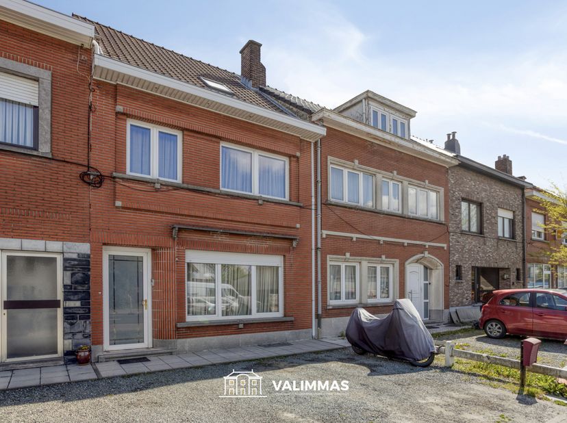 VALIMMAS verkoopt deze gerenoveerde en instapklare rijwoning met 2 parkeerplaatsen.... <br />
<br />
Het gelijkvloers bestaat uit een inkomhal,  een s