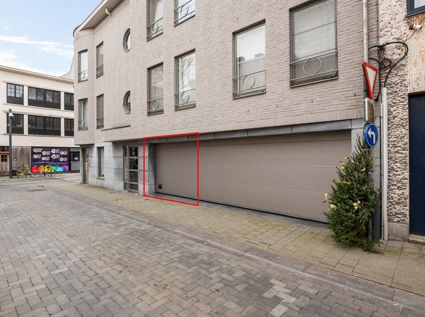 Gelijkvloers handelspand met aparte berging en staanplaats<br />
<br />
Locatie<br />
Het pand is gelegen in de Patersstraat, een drukke en goed be