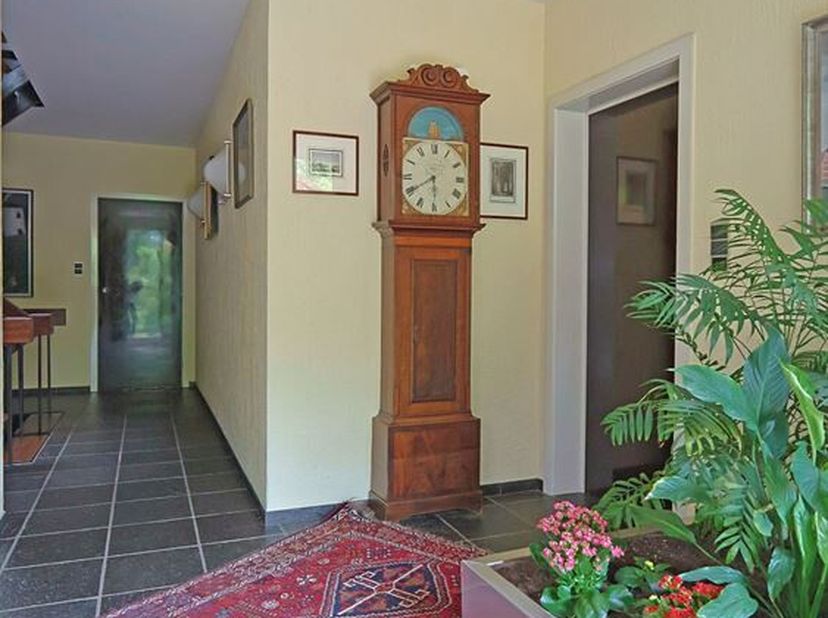 In een van de meest exclusieve straten van Hasselt bevindt zich deze karaktervolle villa uit 1975, gelegen op een ruim perceel van maar liefst 24are42