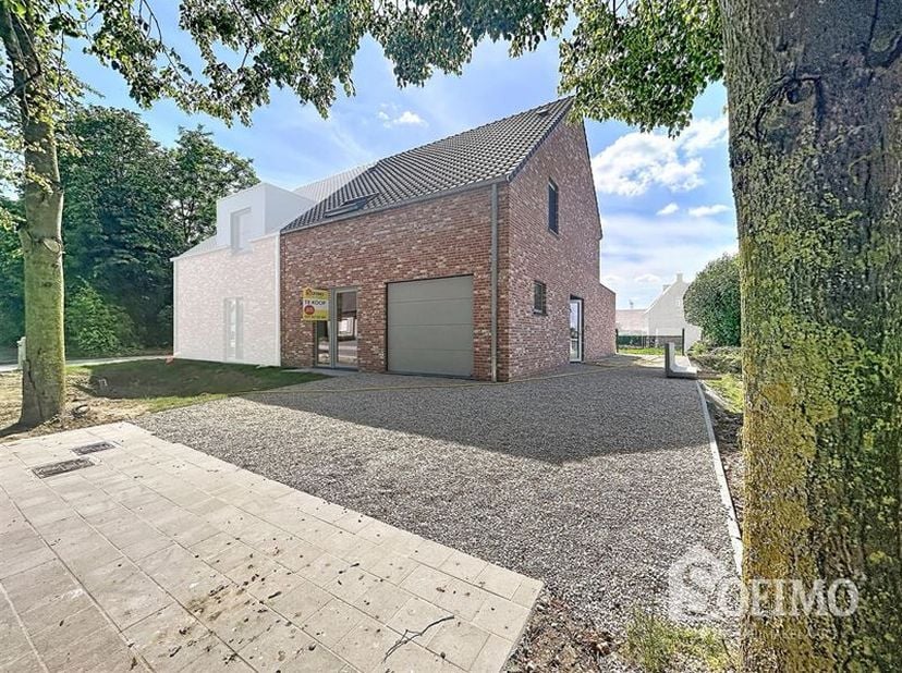 Halfopen nieuwbouwwoning met tuin en garage te Poelkapelle.<br />
De woning is rustig gelegen en is als volgt ingedeeld:<br />
Gelijkvloers:<br />
Ink