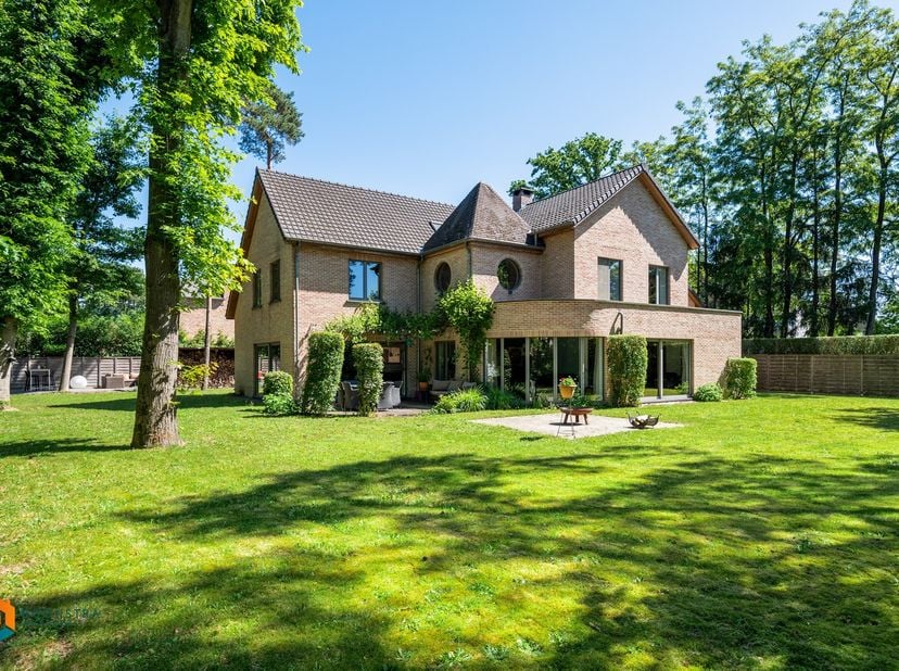 Op een uitstekende locatie in Keerbergen bevindt zich deze authentieke, energiezuinige villa met 4 slaapkamers, dubbele garage en aangelegde tuin op e