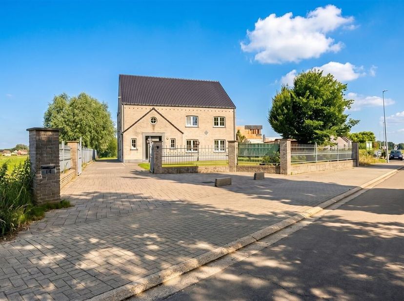 Instapklare villa met verwarmd zwembad op landelijke toplocatie in Leut (Maasmechelen)<br />
In een rustige en groene woonomgeving, op een uitzonderli