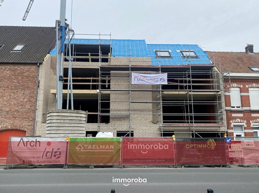Geniet van het comfort van dit gelijkvloerse appartement met eigen tuin en terras. De lichtrijke leefruimtes en hoogwaardige materialen maken van dit