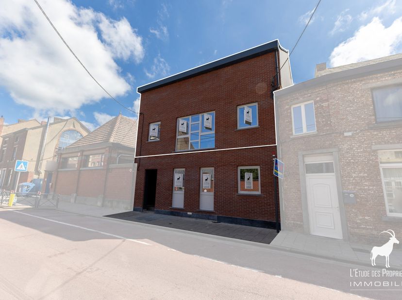 Prachtig recent gerenoveerd duplexappartement met 3 slaapkamers en ruim terras te koop in Gosselies<br />
Referentie kantoor: V6031-1736<br />
Virtuee
