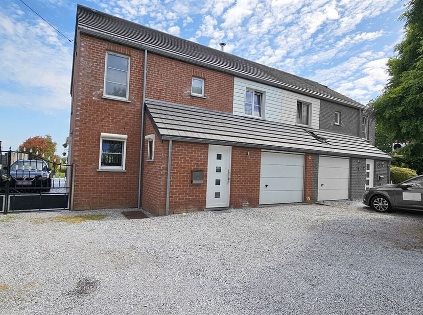 Prix: Offre à partir 290.000 euros, frais d'agence non inclus et à charge de l'acquéreur.<br />
Jolie maison habitable rapidement et comprenant:<br />