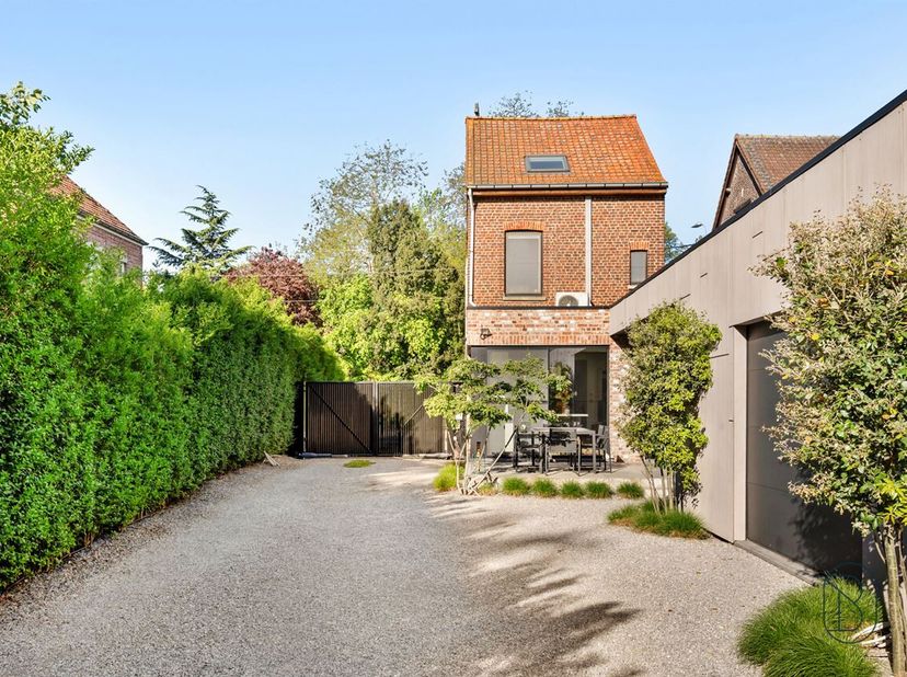 Vous recherchez une maison alliant espace, confort et habitat tourné vers l'avenir ? Découvrez cette maison entièrement rénovée sur un terrain spacieu
