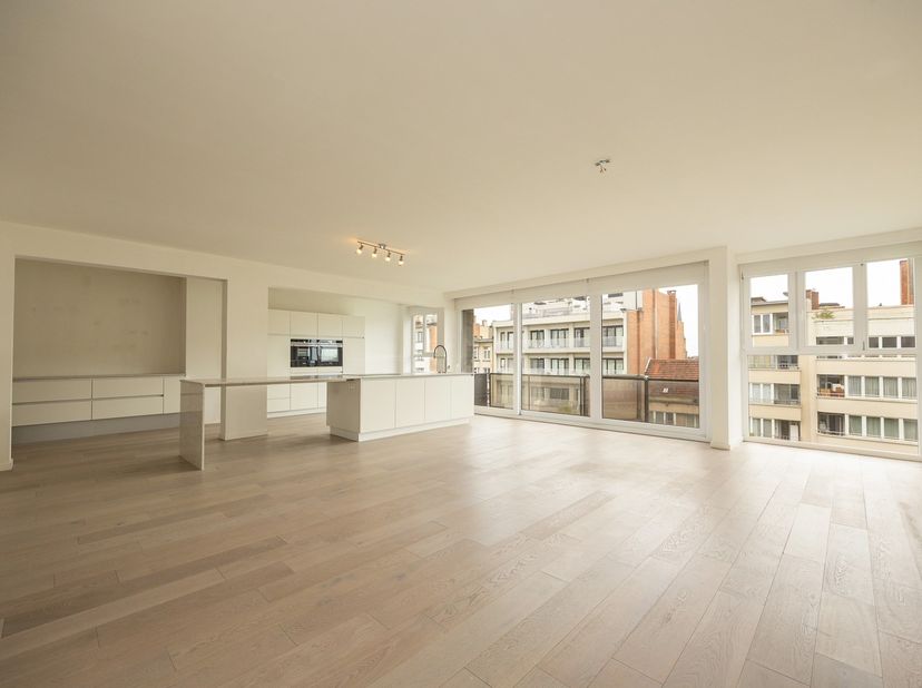 Situé au 7e étage d'un immeuble d'habitation doté d'un ascenseur, cet appartement exceptionnellement spacieux et lumineux offre une superficie de pas