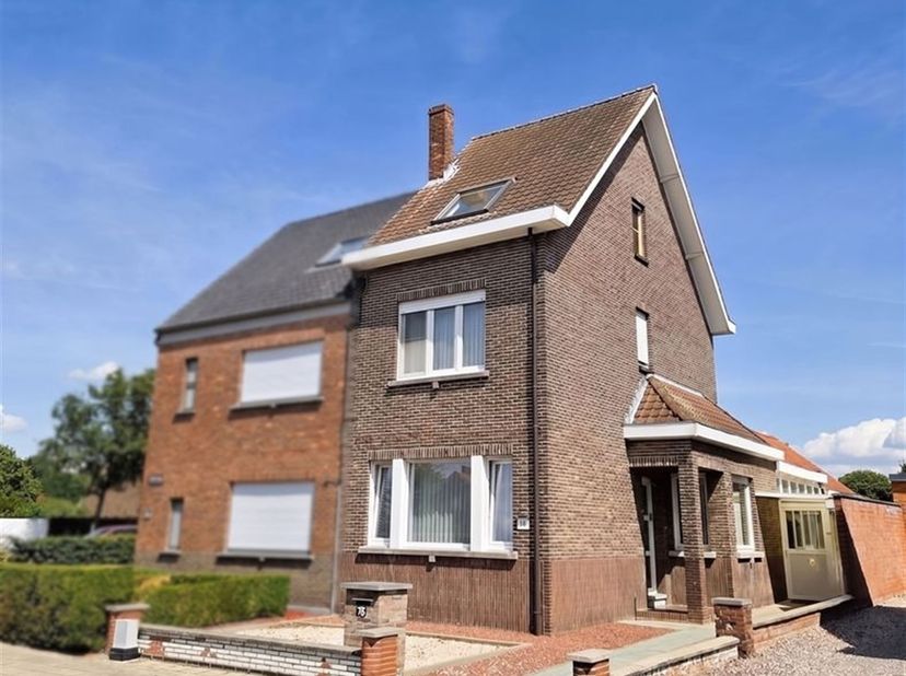 Op zoek naar een verzorgde gezinswoning met een uitstekende ligging? Deze charmante woning op een perceel van 468m² combineert rust, ruimte en een bij