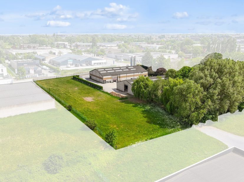Centraal gelegen industrieterrein met woning te koop  Ieper<br />
Op een royaal perceel van 9.999 m² bieden wij u een unieke combinatie van werk- en w