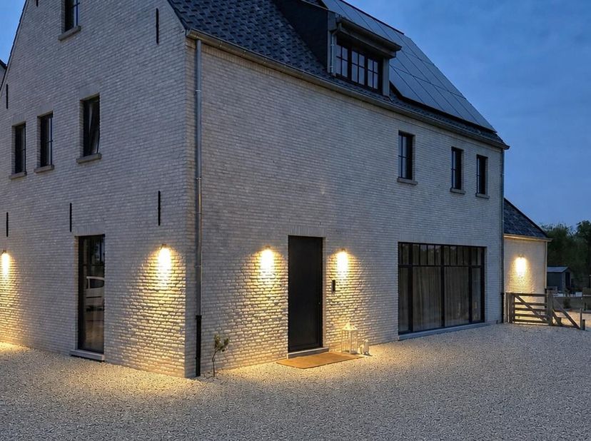 Deze alleenstaande woning is gelegen op een grondoppervlakte van 715 m² in de Mollestraat te Zarren.<br />
Deze tot in de puntjes afgewerkte instapkla