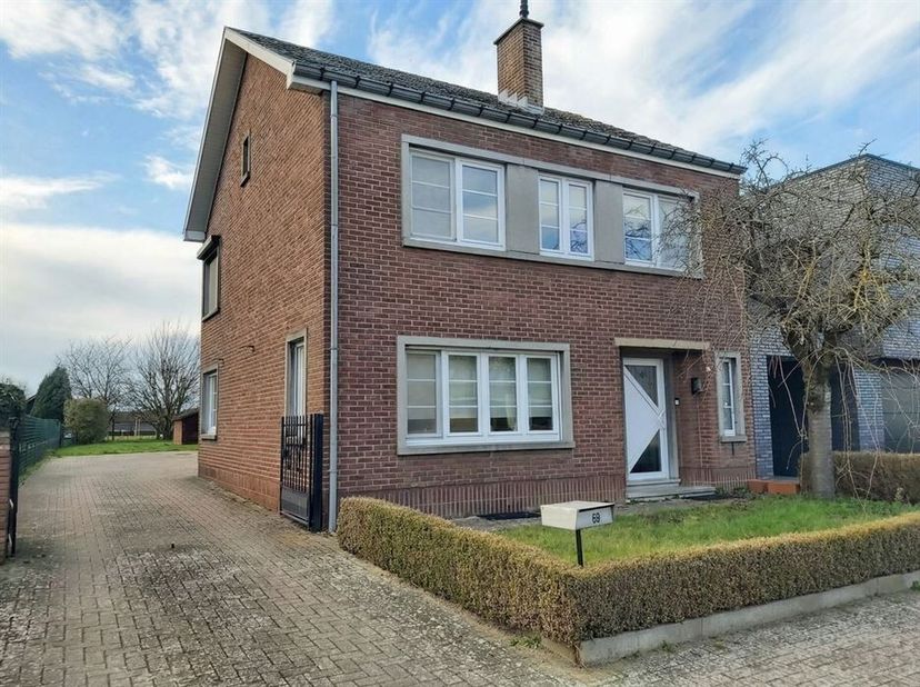 Op zoek naar een ruime gezinswoning met een uitzonderlijk perceel van 1.418 m² in een rustige, groene omgeving? Dan is deze uitstekend onderhouden hal