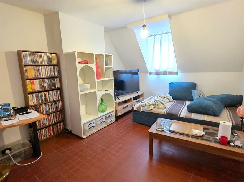 Au dernier étage d'un immeuble à appartements, rue du Cygne, nous vous présentons ce logement  de 71 m² proposant des volumes confortables.<br />
Vous