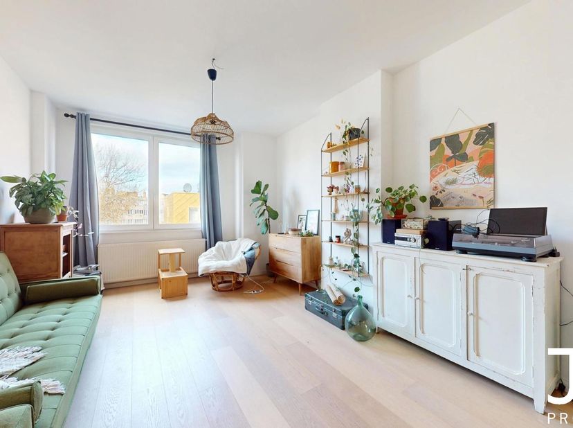 Situé Rue des Moines 19, à deux pas du Parc de Forest, dans un quartier calme et prisé, ce charmant appartement/studio au 3ème et dernier étage d’un i