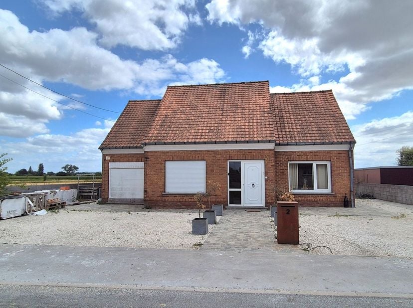 In het rustige en landelijke Heestert (Zwevegem) bevindt zich deze ruime, deels gerenoveerde woning op een prachtig perceel van 1.368 m². Met een bewo
