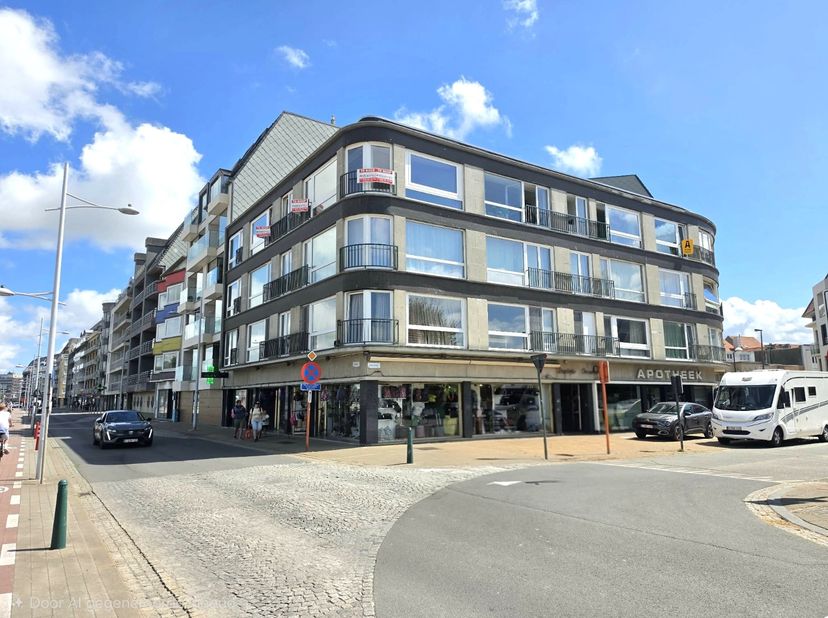 Dit appartement is gelegen in het centrum van Bredene Duinen met prachtig open zicht<br />
op de duinen en Bredene Centrum.<br />
<br />
Gelegen op de
