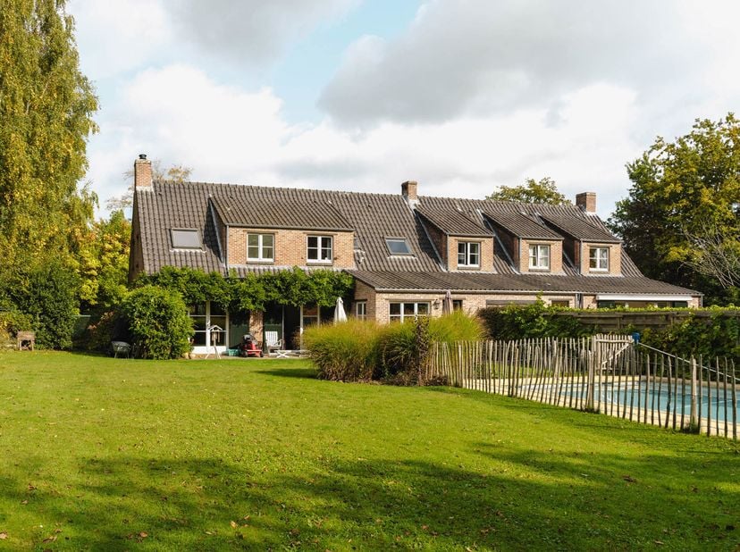 Dans le quartier prisé de l'ancien golf de Rhode, villa unifamiliale construite en 1986 de ± 340 m² habitables érigée sur un très beau terrain arboré