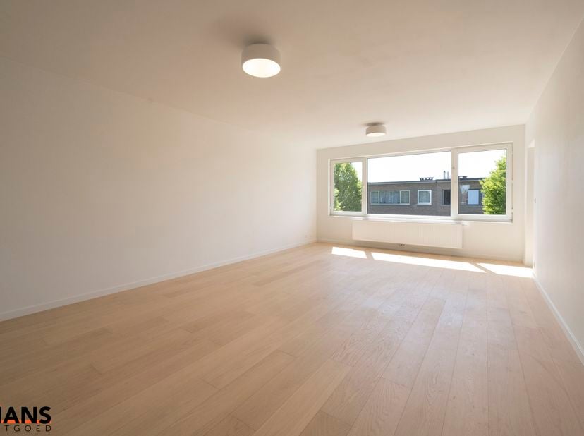 Dit lichtrijke appartement op de tweede verdieping geniet van een uitstekende ligging nabij alle voorzieningen. Het appartement werd recent gerenoveer