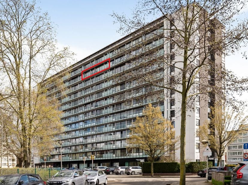 Op te frissen appartement met 2 slaapkamers, terras en autostaanplaats!<br />
<br />
Ligging: Dit verhuurd appartement is zeer gunstig en centraal g