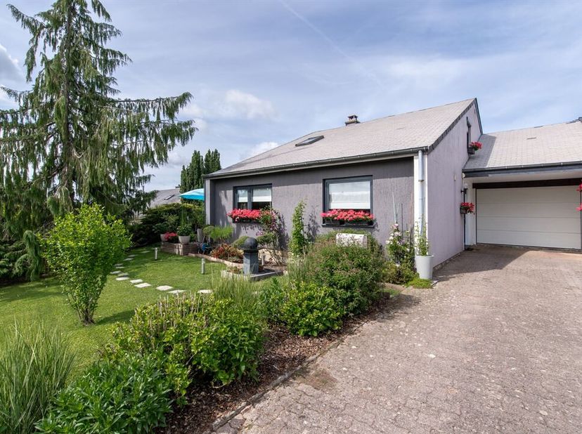W Immobilière vous propose à Freylange (Arlon), une très belle maison avec piscine dans un cadre verdoyant et naturel. Le bien se compose comme suit ;
