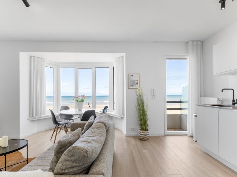 De Panne: gerenoveerd appartement met frontaal zeezicht Op zoek naar een volledig gerenoveerd appartement met frontaal zeezicht? Dit exclusieve appart