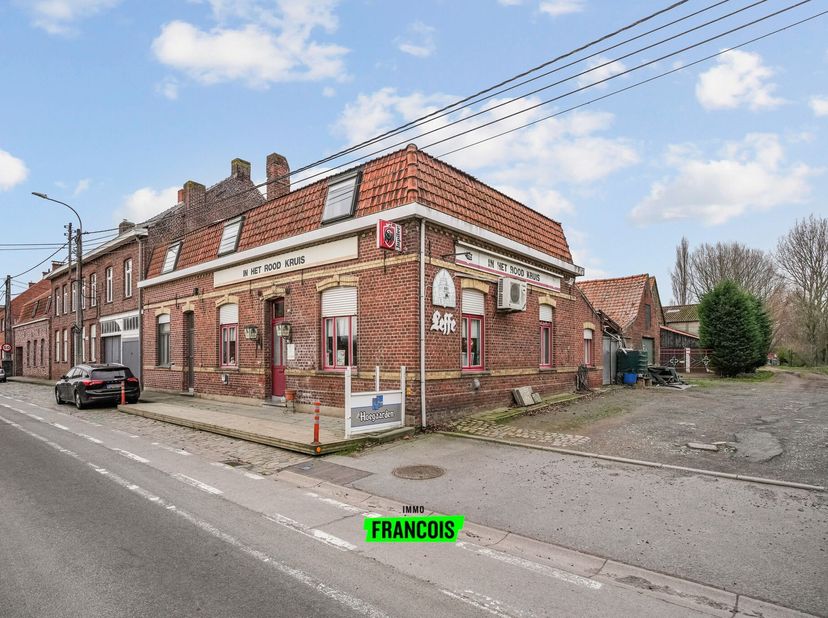 À Poperinge, juste en dehors du ring, en direction dAbele, se trouve ce bâtiment dangle. Cette propriété, connue sous le nom de café 't Rood kruis, es