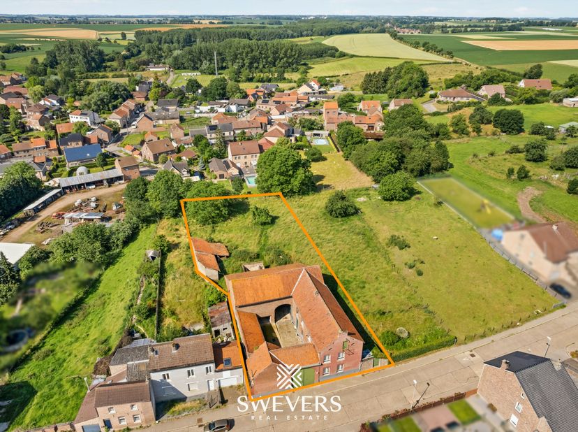 Voor meer info en foto’s, surf naar www.swevers.be – Authentieke hoeve met uitzonderlijk potentieel op een perceel van 17a 20ca in Tongeren-Borgloon.