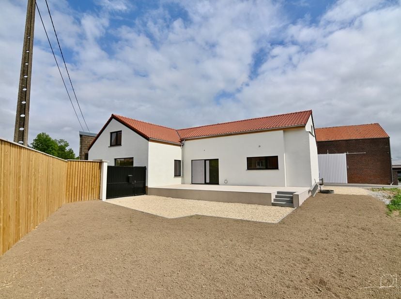 Deze prachtige open bebouwing is gelegen in het rustige Mielen-boven-Aalst, op een ruim en gunstig georiënteerd perceel van 5 are. De woning werd voll