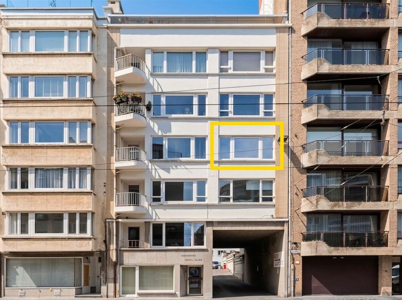 Instapklaar en budgetvriendelijk appartement op topligging in hartje Oostende!<br />
Dit vernieuwde appartement bevindt zich op de derde verdieping v