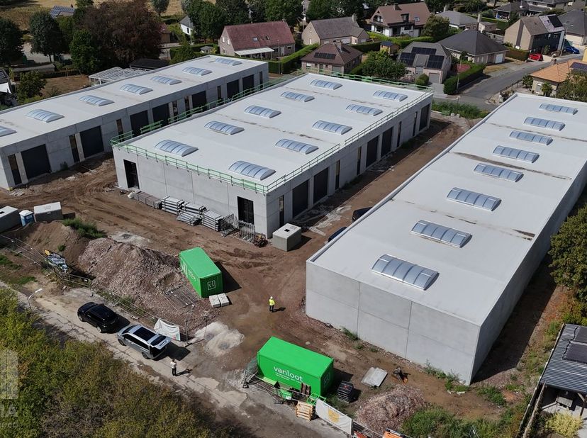 Kwaliteitsvolle nieuwbouw KMO-unit met een oppervlakte van 113 m². De unit maakt deel uit van een nieuw KMO-project "Saros-park" bestaande uit 25 KMO-