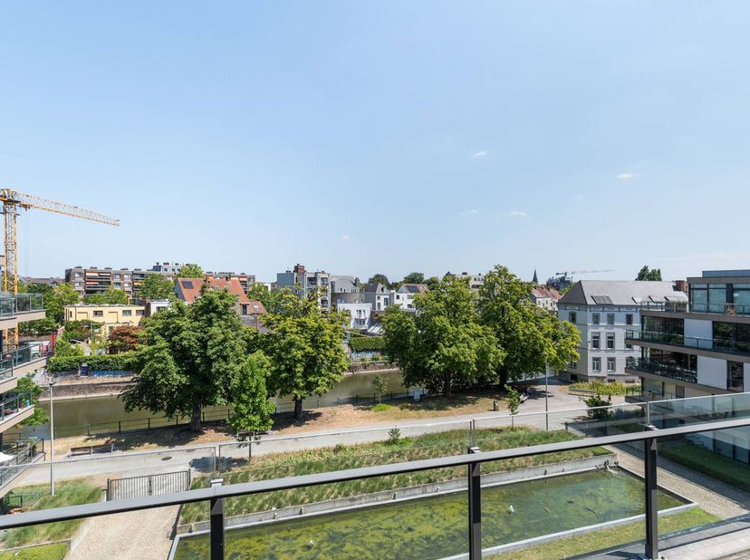 Gepositioneerd op een fantastische locatie in Gent, staat deze penthouse (150 m²) voor een zeldzame samenhang van stedelijk wonen en landelijke rust.