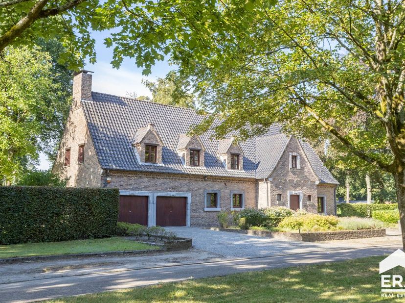 l-Centrum: Karaktervolle villa met zuidelijk georiënteerde tuin. Gelegen in bosrijk villapark, nabij het sportcentrum en Sahara op 5 minuten van de Ne