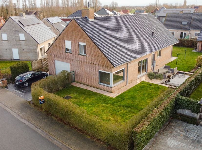 Charmante villa dans un quartier calme à Roulers comprenant : hall d'entrée avec toilettes et escalier, grande salle à manger avec salon et cuisine éq