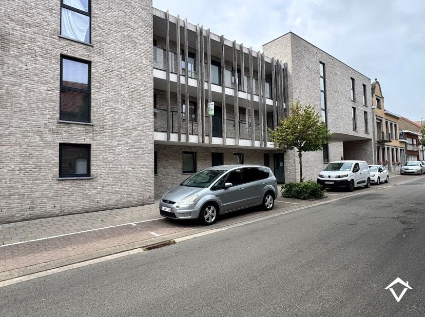 Dit gelijkvloers appartement (C0.3) is gelegen in de Residentie Brouwershof te Westrozebeke (Staden) en bestaat uit: inkomhal - toilet - badkamer - le