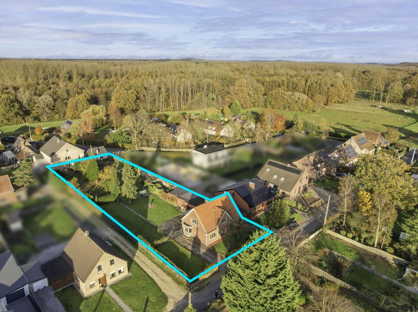 Te renoveren eengezinswoning met ruime tuin op een toplocatie in Rotselaar<br />
Bent u op zoek naar een woning die u volledig naar eigen smaak en wen