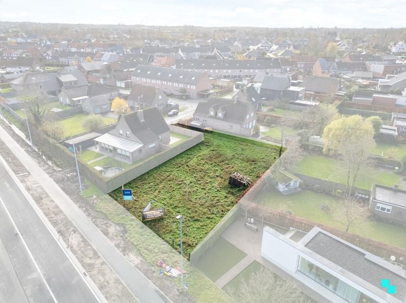 Deze bouwgrond is gelegen op een perceel van 948m² en bevindt zich op een gunstige locatie te Izegem. Het perceel is geschikt voor het oprichten van e