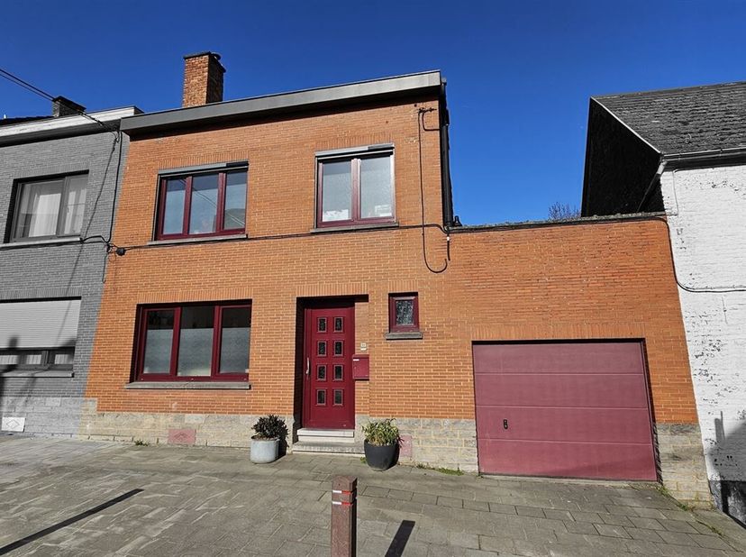 -SOUS OPTION - PLUS DE VISITES Prix: Offre à partir de 250.000 euros, frais d'agence non inclus et à charge de l'acquéreur. <br />
Chouette maison hab
