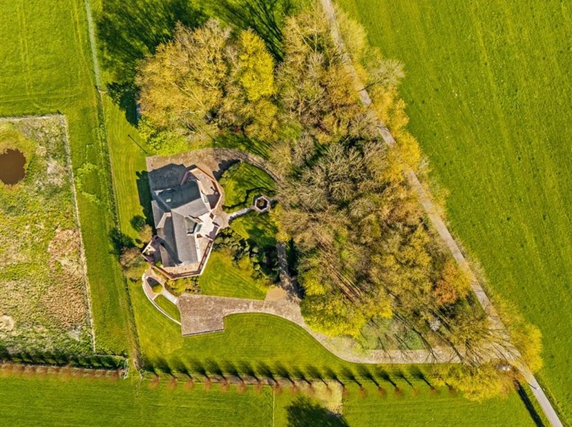 Found en baker text :Dans un endroit calme et verdoyant, à proximité du centre d'Izegem, se trouve cette villa de caractère, conçue par Marcel Raymake