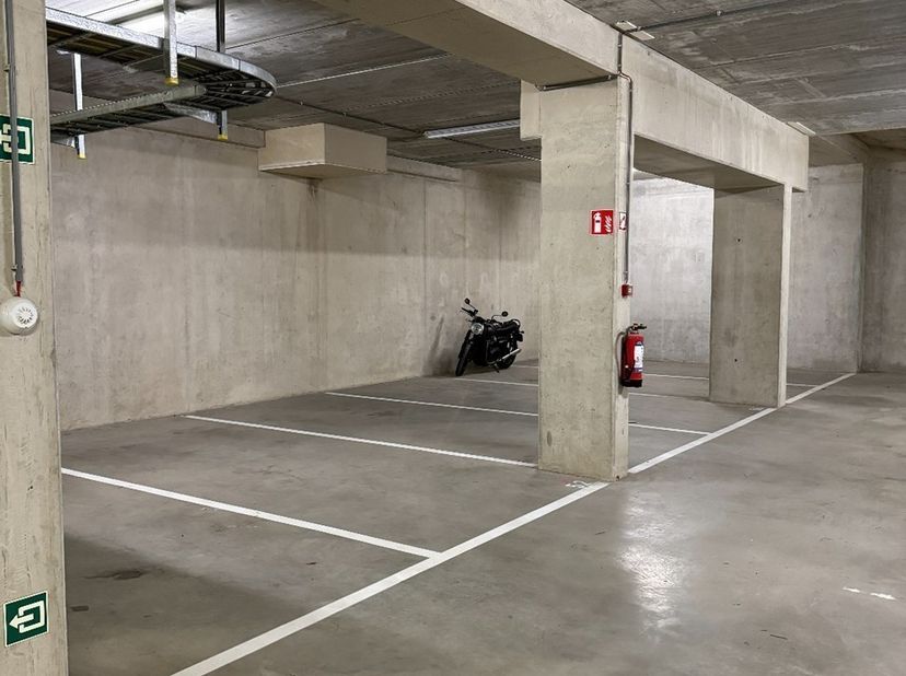 Dit is 1 van de vele staanplaatsen die beschikbaar zijn in de Diestsevest 96 in Leuven. Deze zijn voorzien van een automatische sectionaalpoort met af