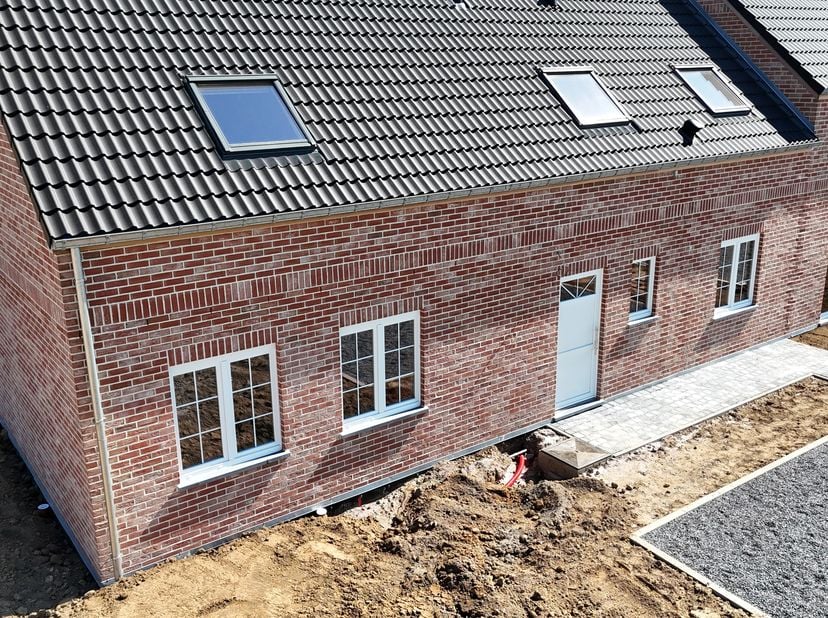 Modifa heeft het genoegen deze ruime nieuwe volledig uitgeruste villa van 162m² voor te stellen met een prachtig uitzicht op het platteland. Op het ge