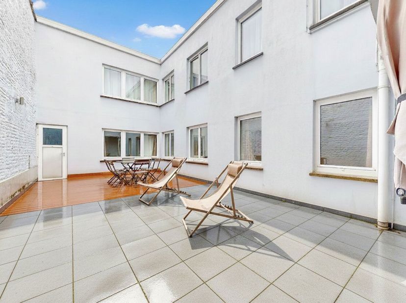 Infos et visites : maxime.l@weinvest.be | 02 315 77 22<br />
We Invest a le plaisir de vous présenter cet appartement spacieux en bon état général, da