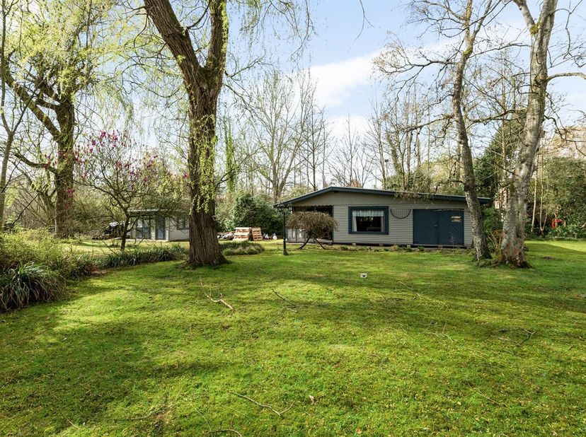 Charmante chalet gelegen in een rustige idyllische omgeving nabij het centrum van Schilde!<br />
Een overdekt terras dat toegang biedt tot de woon- en