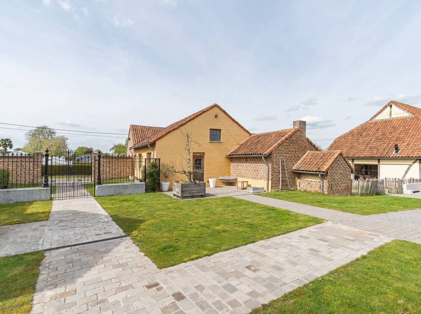 Ce domaine exceptionnel est situé sur la Ridderstraat dans la pittoresque ville de Kozen sur un terrain de 4 155 m². La propriété, composée de plusieu