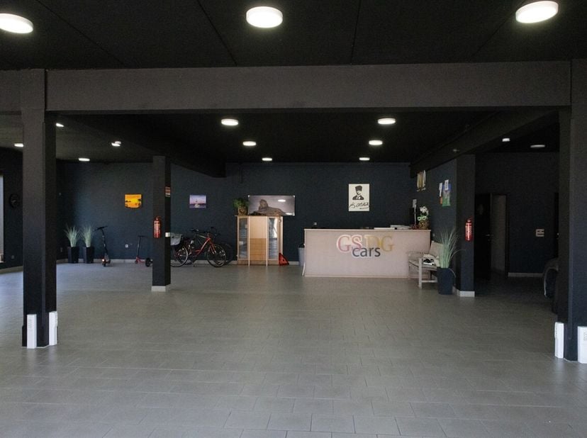 Vous cherchez un bien où combiner votre activité et votre habitation ? Alors cet immeuble commercial polyvalent situé Leopoldstraat à Okegem mérite as
