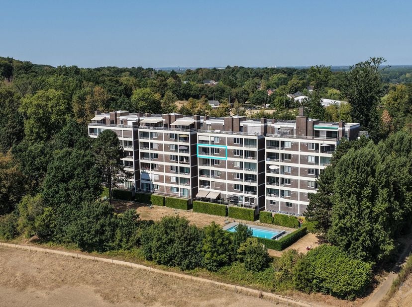 Dit prachtig gerenoveerde appartement van 109 m² bevindt zich in een bijzonder rustige en groene omgeving nabij Leuven. Vanop het ruime terras geniet