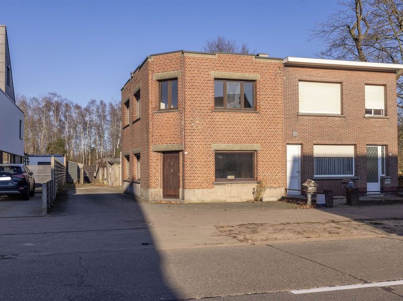 Journée portes ouvertes le samedi 14/03 de 11h à 12h<br />
HOB à rénover sur un terrain de 385m² attenant à une réserve naturelle.<br />
<br />
Sit